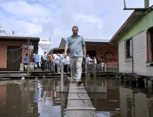 Imagem da notícia - Governador Omar Aziz visita Anamã e Caapiranga e anuncia medidas para ajudar municípios a enfrentarem as cheias