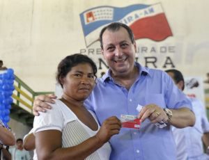 Imagem da notícia - Governador Omar Aziz anuncia auxílio a produtores rurais e comerciantes afetados pela cheia e conclui entrega 10.110 cartões Amazonas Solidário
