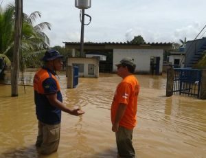 Imagem da notícia - Secretário da Defesa Civil Am,  Roberto Rocha, avalia a situação de Boca do Acre