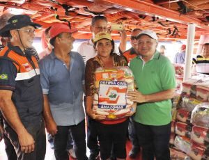 Imagem da notícia - Governador José Melo entrega 90 toneladas em ajuda humanitária para famílias que sofrem com a cheia no Careiro da Várzea