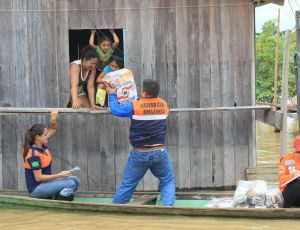 Imagem da notícia - Governo do Amazonas bate recorde histórico de ajuda humanitária aos ribeirinhos afetados pela enchente e aumenta o repasse financeiro aos municípios