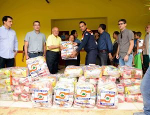 Imagem da notícia - Governador José Melo entrega cestas básicas a famílias afetatas com a seca em São Gabriel da Cachoeira
