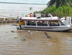 Imagem da notícia - Defesa Civil do Amazonas apoia reconstrução de casas destruídas em deslizamento de terras na Costa do Catalão, em Iranduba