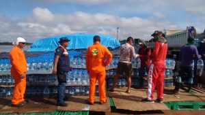 Imagem da notícia - Balsa com ajuda humanitária do Governo faz a segunda parada na calha do Juruá e afetados pela enchente em Eirunepé começam a ser atendidos