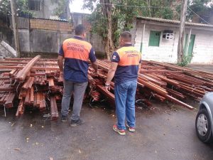 Imagem da notícia - Famílias afetadas pelo fenômeno das terras caídas em Iranduba recebem nova remessa de madeira da Defesa Civil-AM