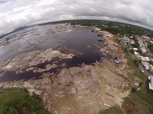 Imagem da notícia - Técnicos da Defesa Civil do Amazonas avaliam o cenário da estiagem em São Gabriel da Cachoeira, que decretou “Situação de Emergência”