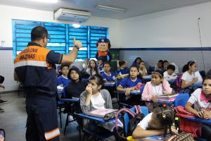 Imagem da notícia - Agentes da Defesa Civil AM ensinam técnicas de prevenção a alunos de escolas públicas de Manaus