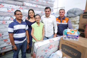 Imagem da notícia - Governador Wilson Lima entrega ajuda humanitária e auxílio financeiro a famílias do Educandos afetadas por incêndio