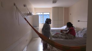 Imagem da notícia - Hospital de Combate à Covid-19 começa a receber pacientes na primeira ala indígena do Brasil