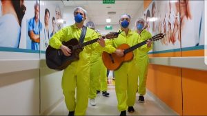 Imagem da notícia - Médicos usam musicoterapia para auxiliar na recuperação de pacientes com Covid-19 no Hospital Delphina Aziz