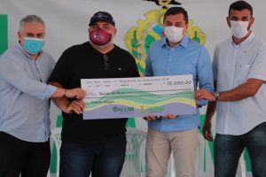 Imagem da notícia - No Dia do Agricultor, Wilson Lima entrega crédito de R$ 358,6 mil a feirantes atendidos pela ADS