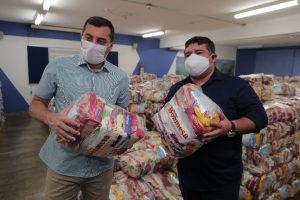 Imagem da notícia - Wilson Lima acompanha preparação de 10 mil cestas básicas que atenderão população vulnerável