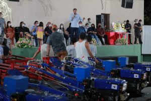 Imagem da notícia - Wilson Lima entrega implementos agrícolas para impulsionar setor primário de Novo Airão