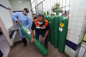 Imagem da notícia - Governo do AM envia 150 cilindros de oxigênio para unidades de saúde em Manaus e no interior