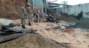 Imagem da notícia - Bombeiros militares atendem ocorrência de desabamento de muro no bairro São Jorge