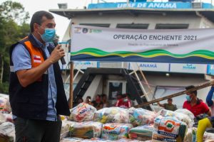 Imagem da notícia - Em Anamã, governador Wilson Lima começa a entregar cartões do Auxílio Estadual Enchente no valor de R$ 300