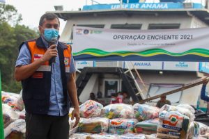 Imagem da notícia - Em Anamã, governador Wilson Lima começa a entregar cartões do Auxílio Estadual Enchente no valor de R$ 300
