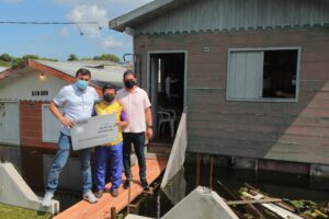 Imagem da notícia - Wilson Lima entrega cartões do Auxílio Emergencial Enchente em Manacapuru