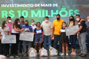Imagem da notícia - Wilson Lima inicia entrega de auxílio de R$ 300 a 9,5 mil famílias em Parintins