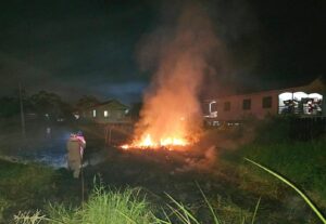 Imagem da notícia - Em Boca do Acre, Corpo de Bombeiros impede propagação de incêndio em vegetação para residências do entorno