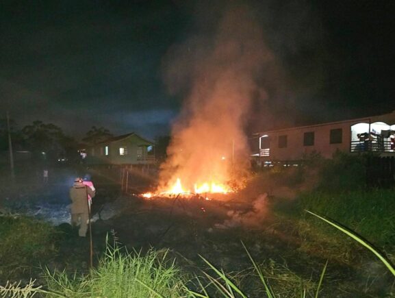 Em Boca do Acre, Corpo de Bombeiros impede propagação de incêndio em vegetação para residências do entorno
