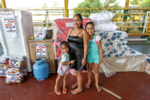 Imagem da notícia - Governo do Amazonas entrega ajuda humanitária e subsídio emergencial às vítimas do incêndio em Nhamundá