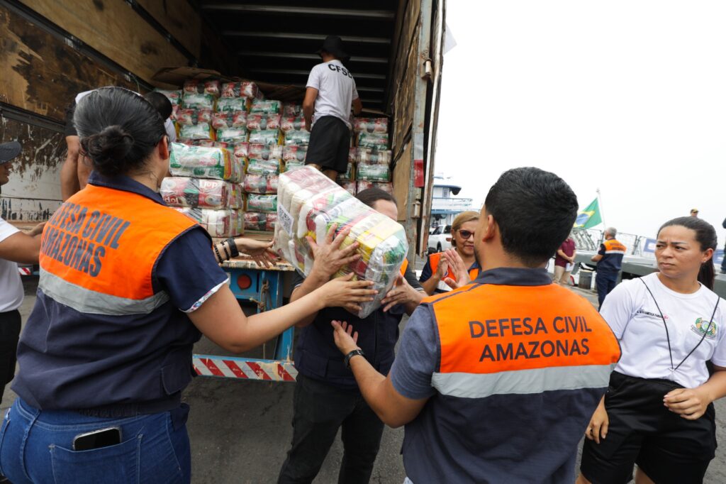 Ajuda humanitária em combate a estiagem (Foto: reprodução/Defesa Civil Amazonas) Lorena Bueri