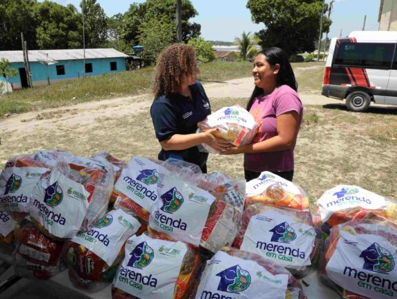 Merenda em Casa: Governo do Amazonas distribui kits para alunos da zona rural de Manaus