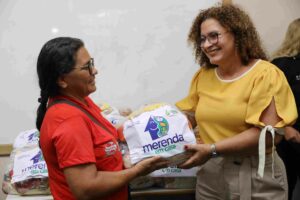 Imagem da notícia - Secretaria de Educação entrega kits do ‘Merenda em Casa’ para alunos do Ensino Mediado por Tecnologia