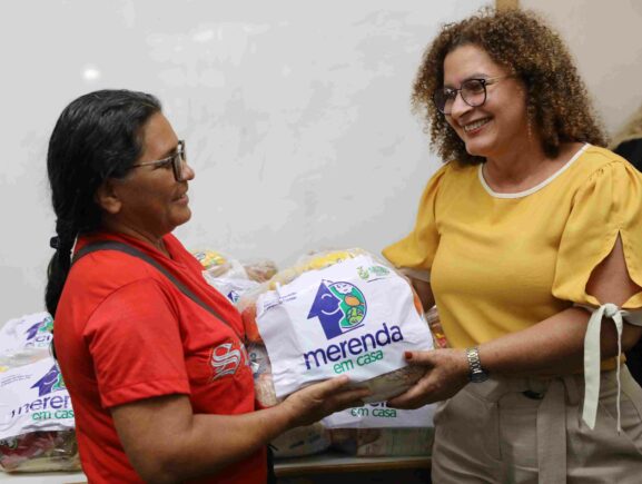 Secretaria de Educação entrega kits do ‘Merenda em Casa’ para alunos do Ensino Mediado por Tecnologia