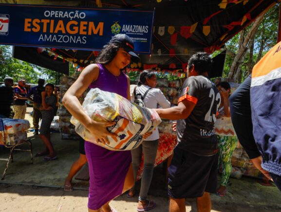 Governo do Amazonas entrega ajuda humanitária e sistema do projeto Água Boa a comunidade na zona rural de Manaus