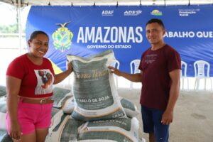 Imagem da notícia - Operação Estiagem: Em Autazes, Governo do Amazonas inicia primeira entrega de suplemento alimentar a pequenos pecuaristas